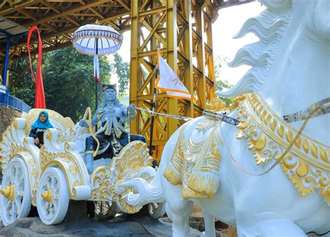  Kuda Kencana: A Symphony of Gold and Spiritual Longing!