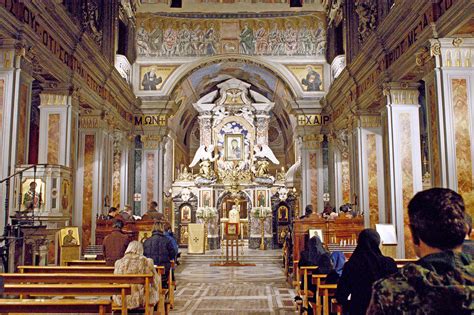  The Santa Maria di Grottaferrata Fresco: A Symphony in Gold and Spiritual Serenity!