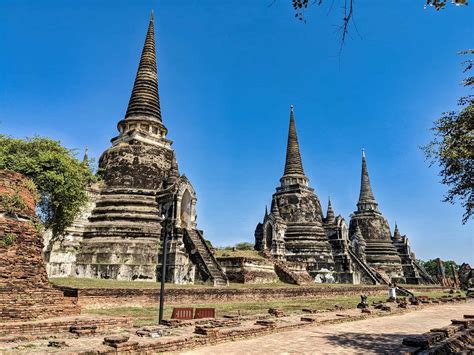  Wat Phra Si Sanphetin freskot: Mystisten hahmojen ja rikkain väripalettiin sukeltaminen